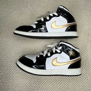 Air Jordan 1 Mid Patent SE GS 'Black Gold' size  2.5 Y